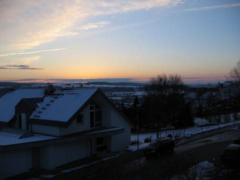 Sonnenuntergang über dem schneebedeckten Vaihingen